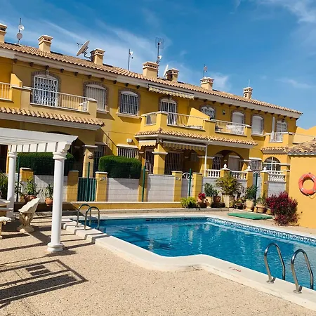La Zenia Townhouse بيت للعطل